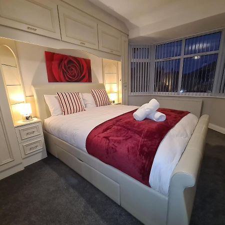 Stunning Holiday Home. Free Parking. Manchester Exterior photo