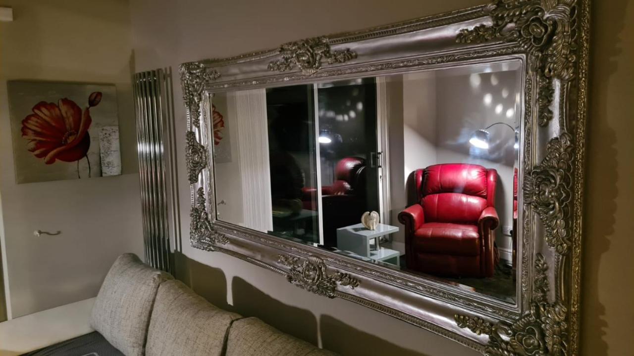 Stunning Holiday Home. Free Parking. Manchester Exterior photo