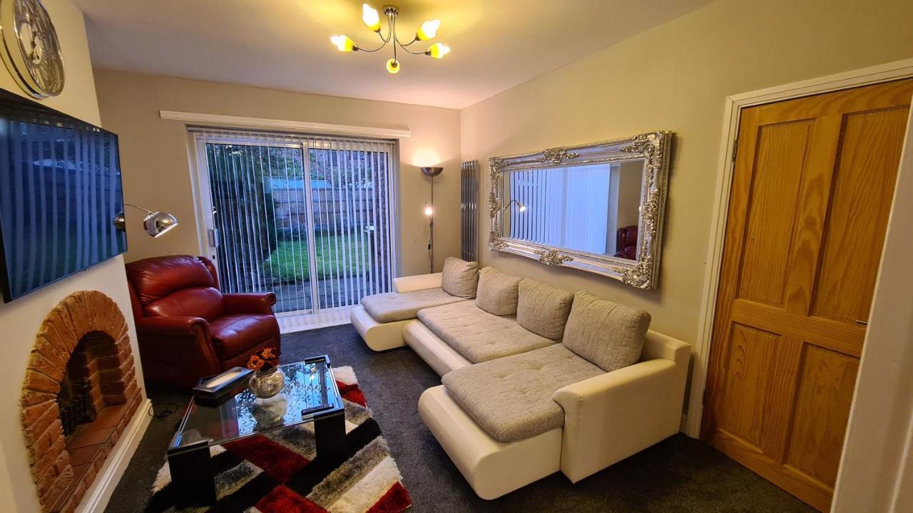 Stunning Holiday Home. Free Parking. Manchester Exterior photo
